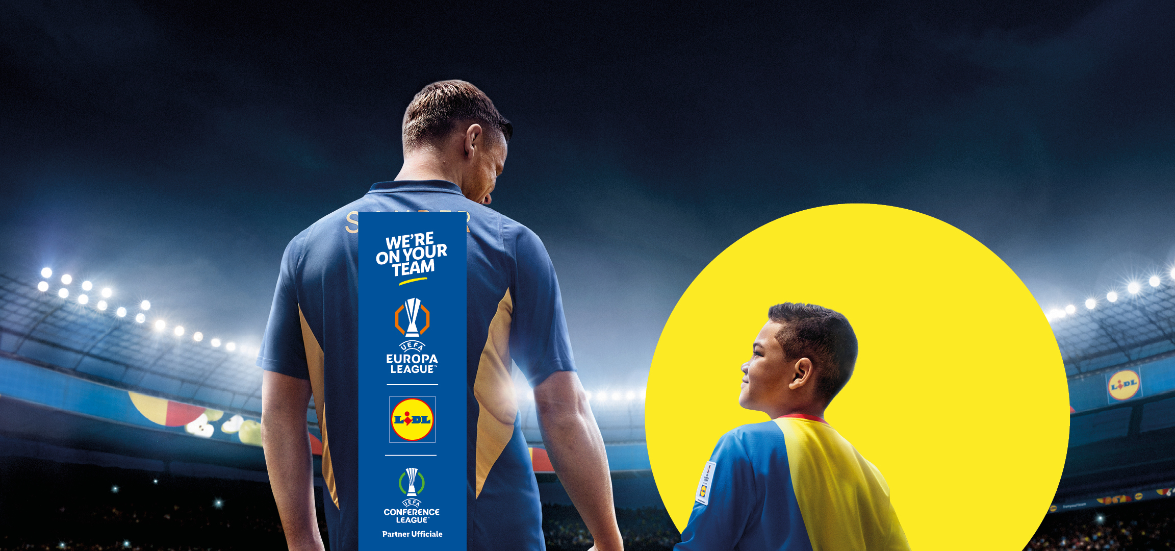 Un calciatore e un bambino in un campo da calcio, con il testo 'Entra nel Lidl Kids Team' e i loghi UEFA.