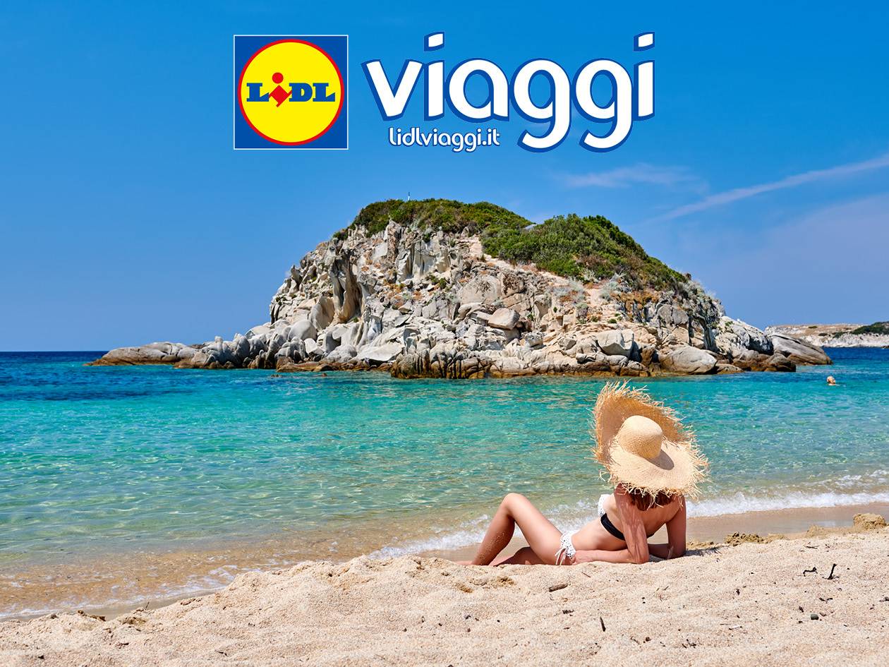 Lidl Viaggi: donna rilassata su spiaggia tropicale.
