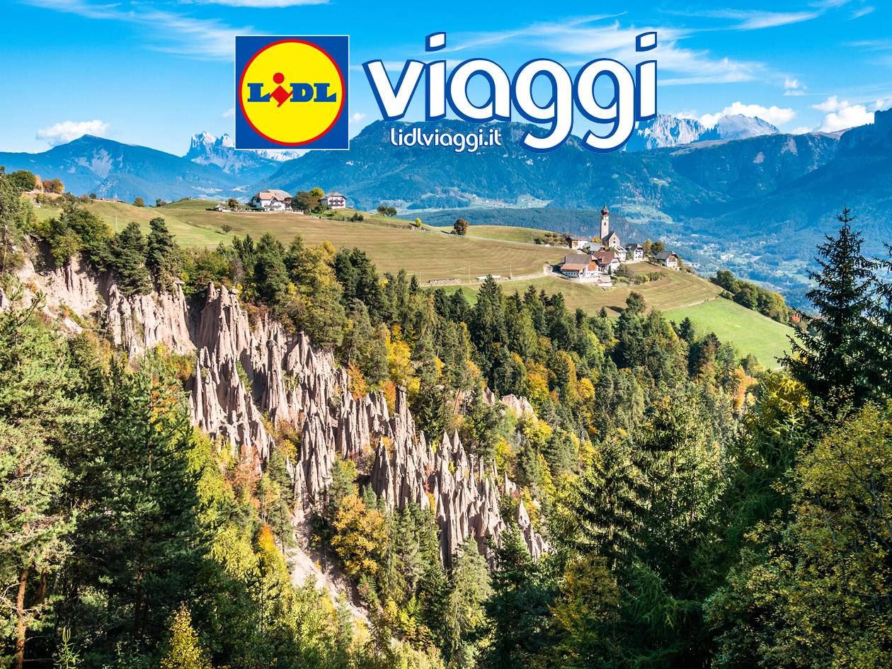 Lidl Viaggi: paesaggio montano con piramidi di terra e un villaggio.