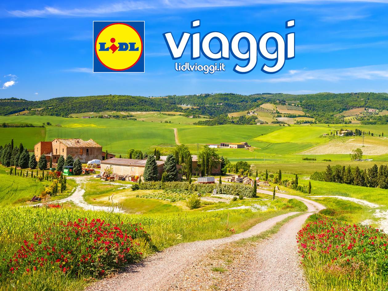 Paesaggio toscano con case coloniche e campi verdi, con logo viaggi in sovrimpressione.