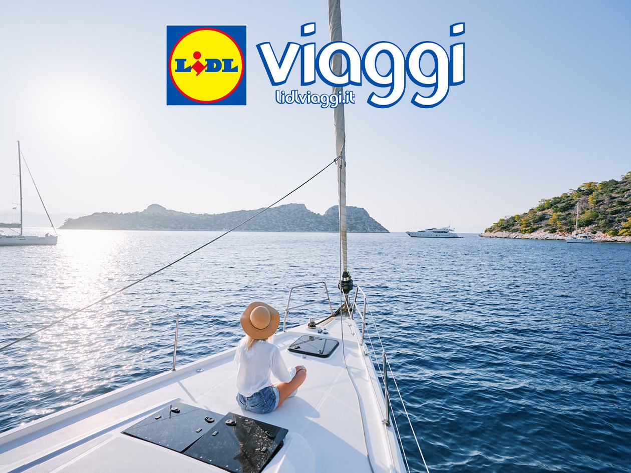 Donna su barca a vela in mare, con isole sullo sfondo e logo 'viaggi'.