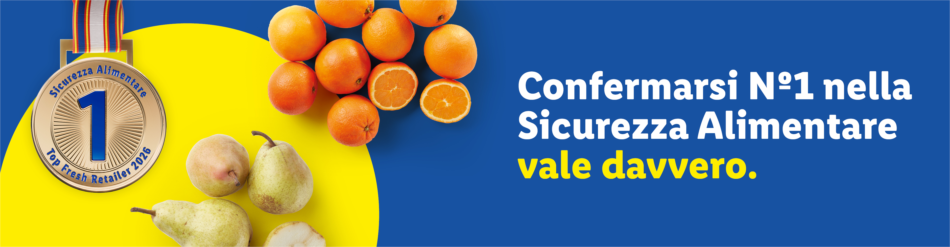 Medaglia d'oro per la sicurezza alimentare con arance e testo: 'Confermarsi N°1 nella Sicurezza Alimentare vale davvero.'
