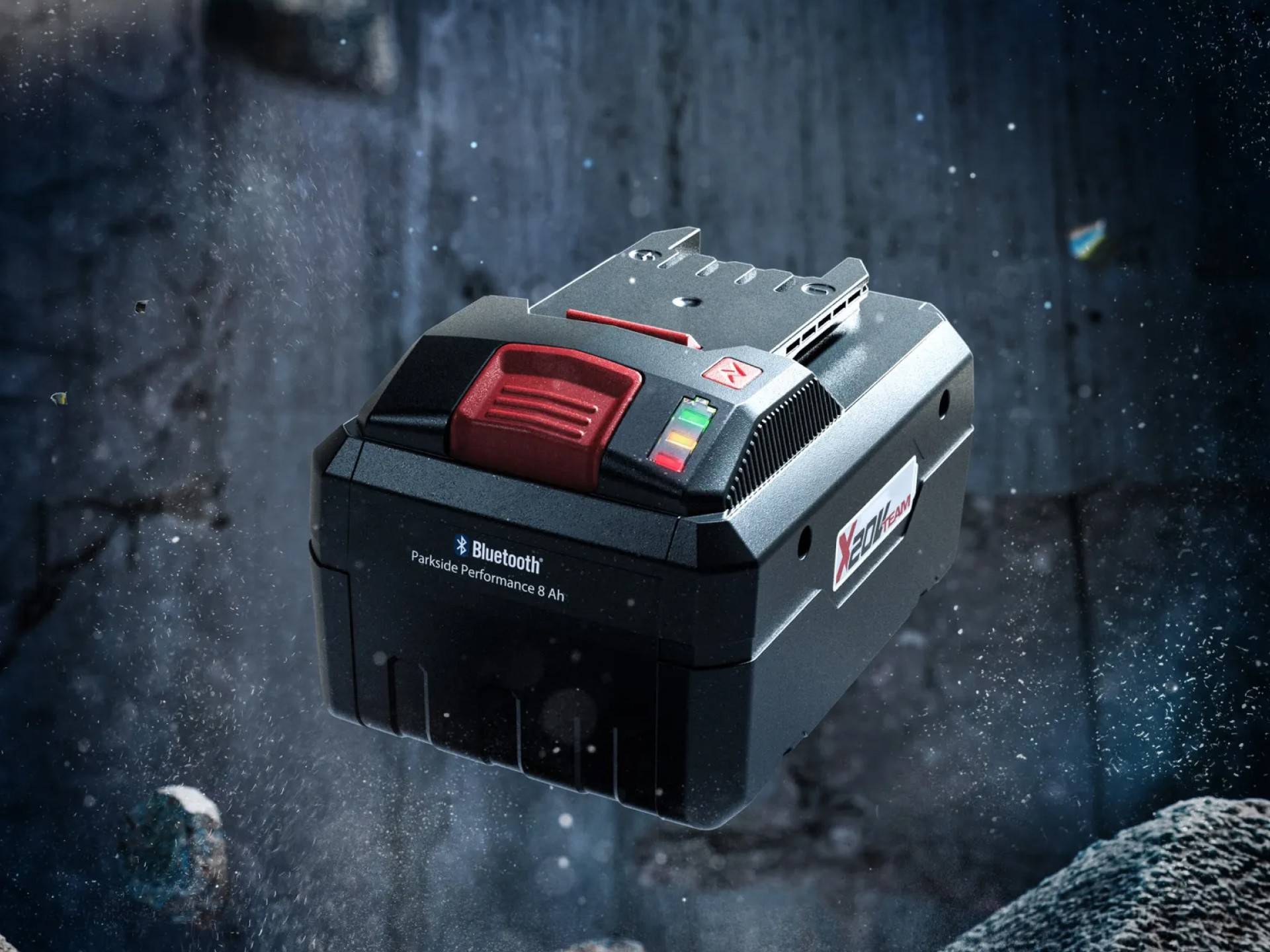 Batteria Parkside Performance 8 Ah con funzione Bluetooth in un ambiente scuro e industriale.