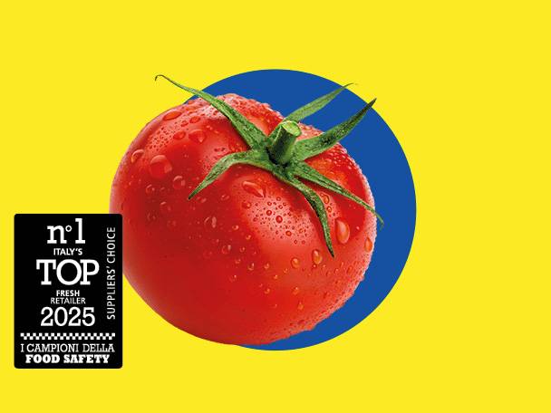 Un pomodoro rosso fresco con goccioline d'acqua su sfondo giallo e blu, con un badge 'N°1 Italy's Top Fresh Retailer 2025'.