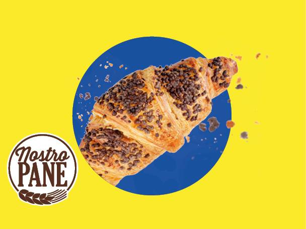 Un croissant con gocce di cioccolato su sfondo giallo e cerchio blu, con il logo 'Nostro Pane'.