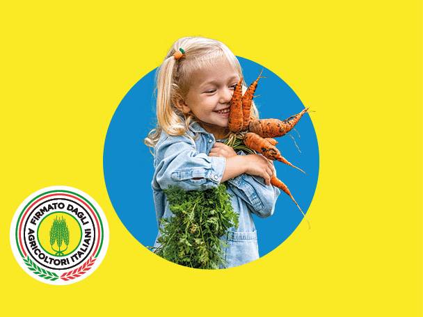 Bambina sorridente con carote fresche e il logo 'Firmato dagli Agricoltori Italiani'.