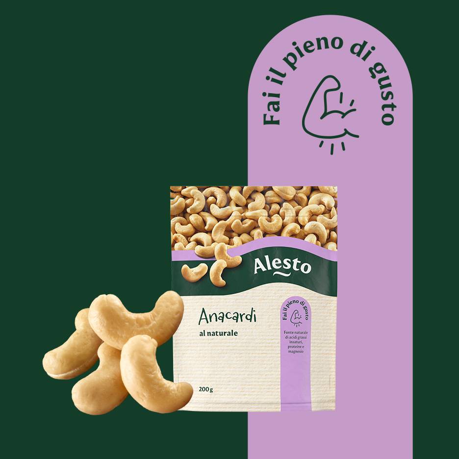 Confezione di anacardi naturali con testo promozionale su sfondo verde e viola.
