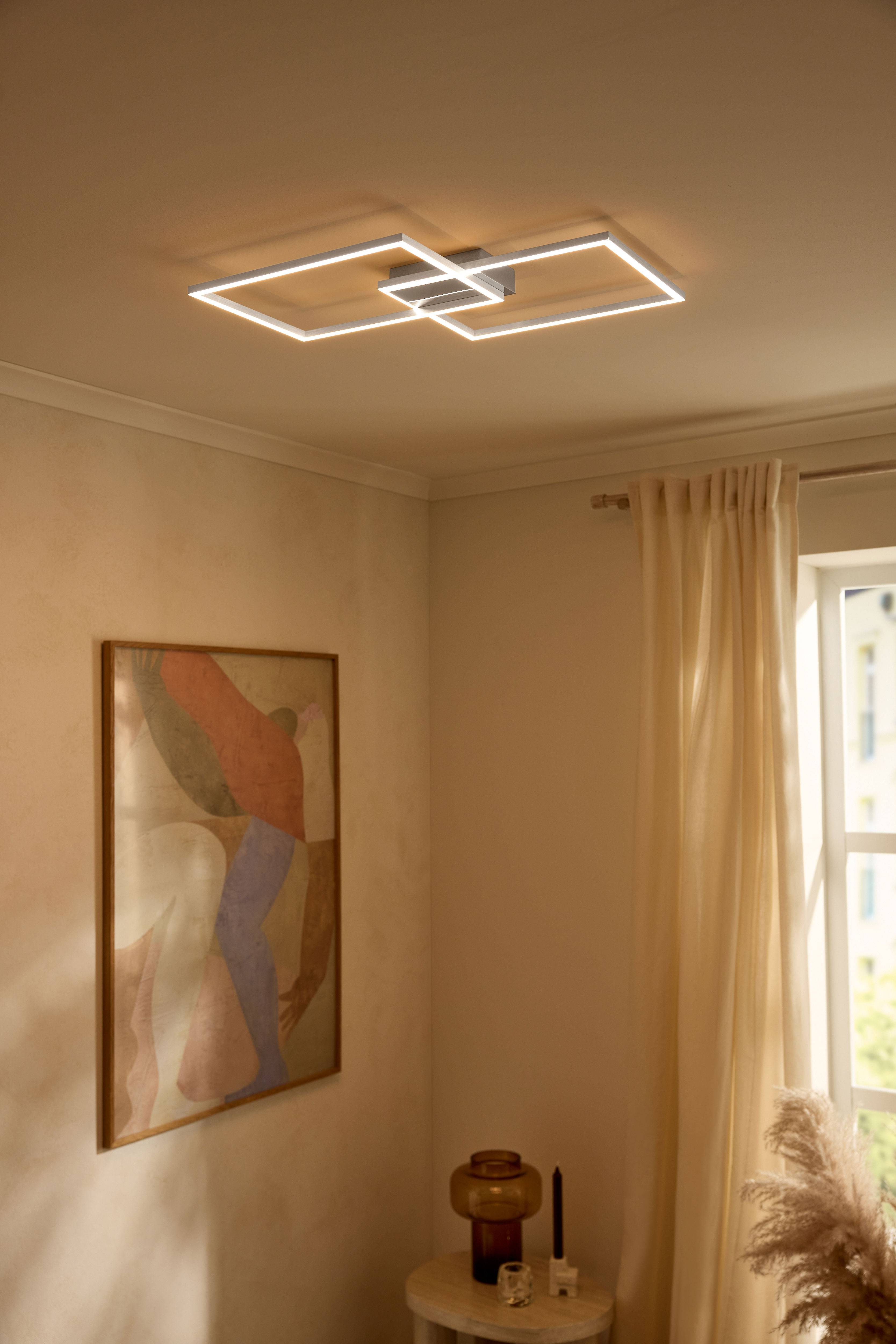 Moderna plafoniera LED a forme rettangolari che illumina una stanza beige.