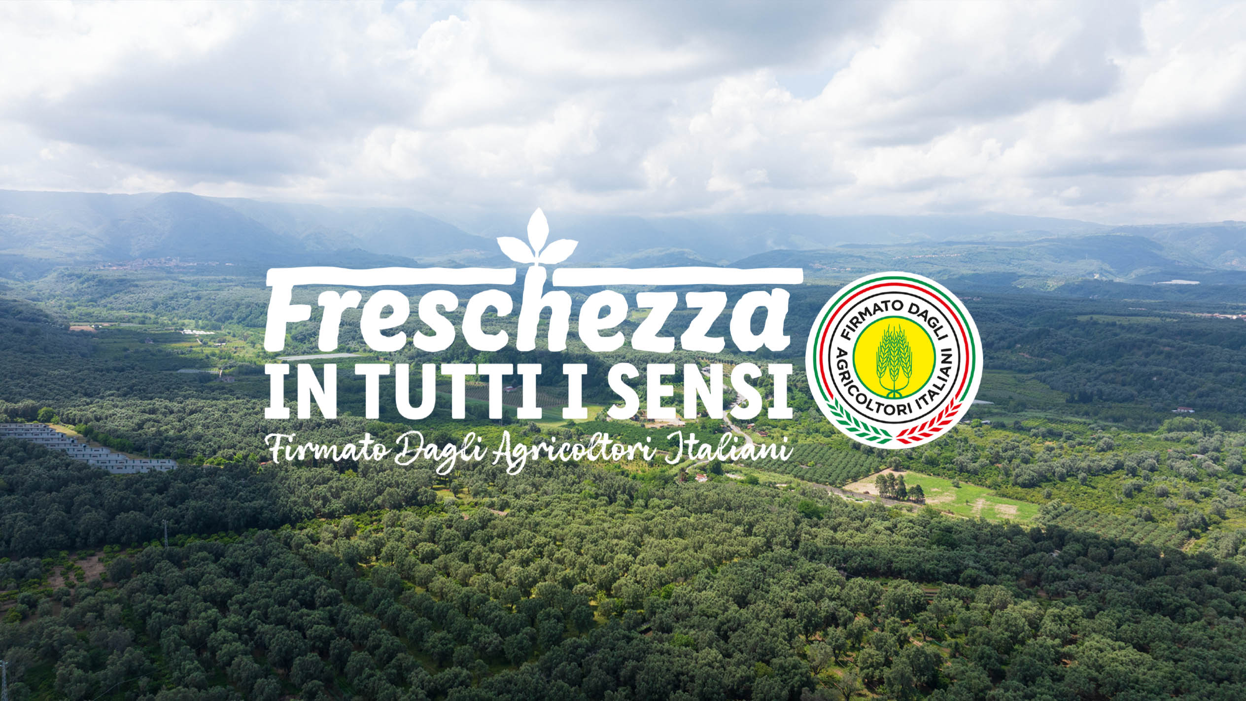 Paesaggio agricolo con testo 'Freschezza in tutti i sensi' e logo 'Firmato dagli Agricoltori Italiani'.