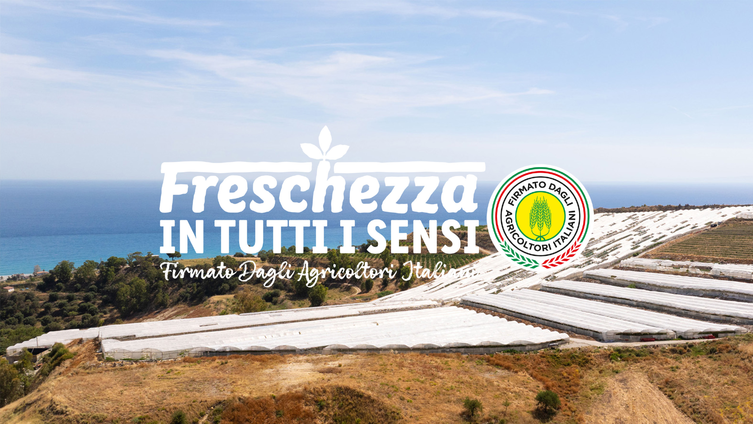 Serre agricole vicino al mare con testo 'Freschezza in tutti i sensi' e logo 'Firmato dagli Agricoltori Italiani'.