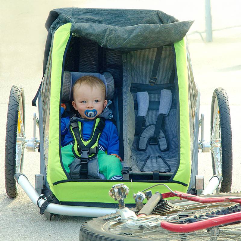 Neonato in un carrello per bici.
