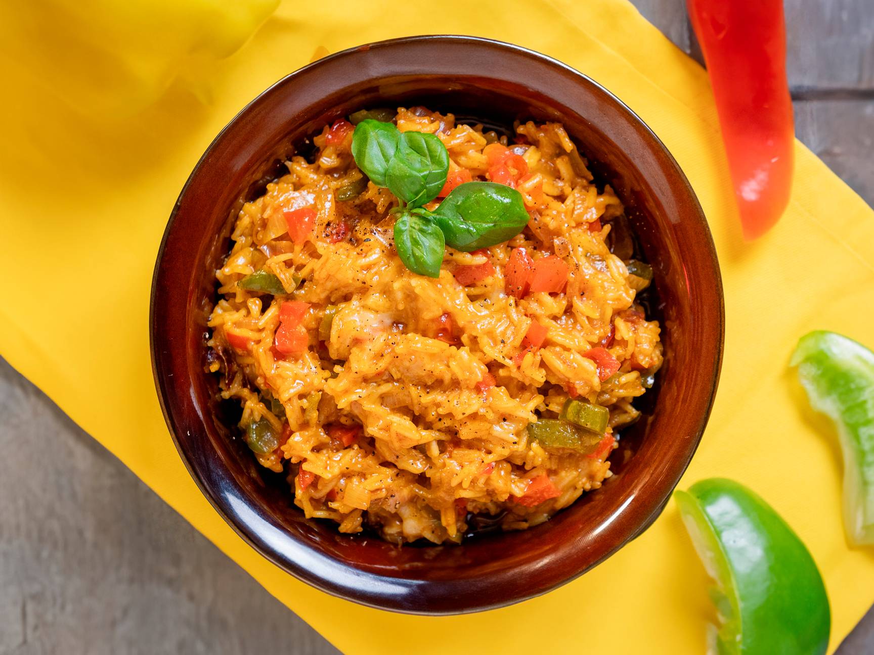 Riso basmati alla paprika e curry con peperoni