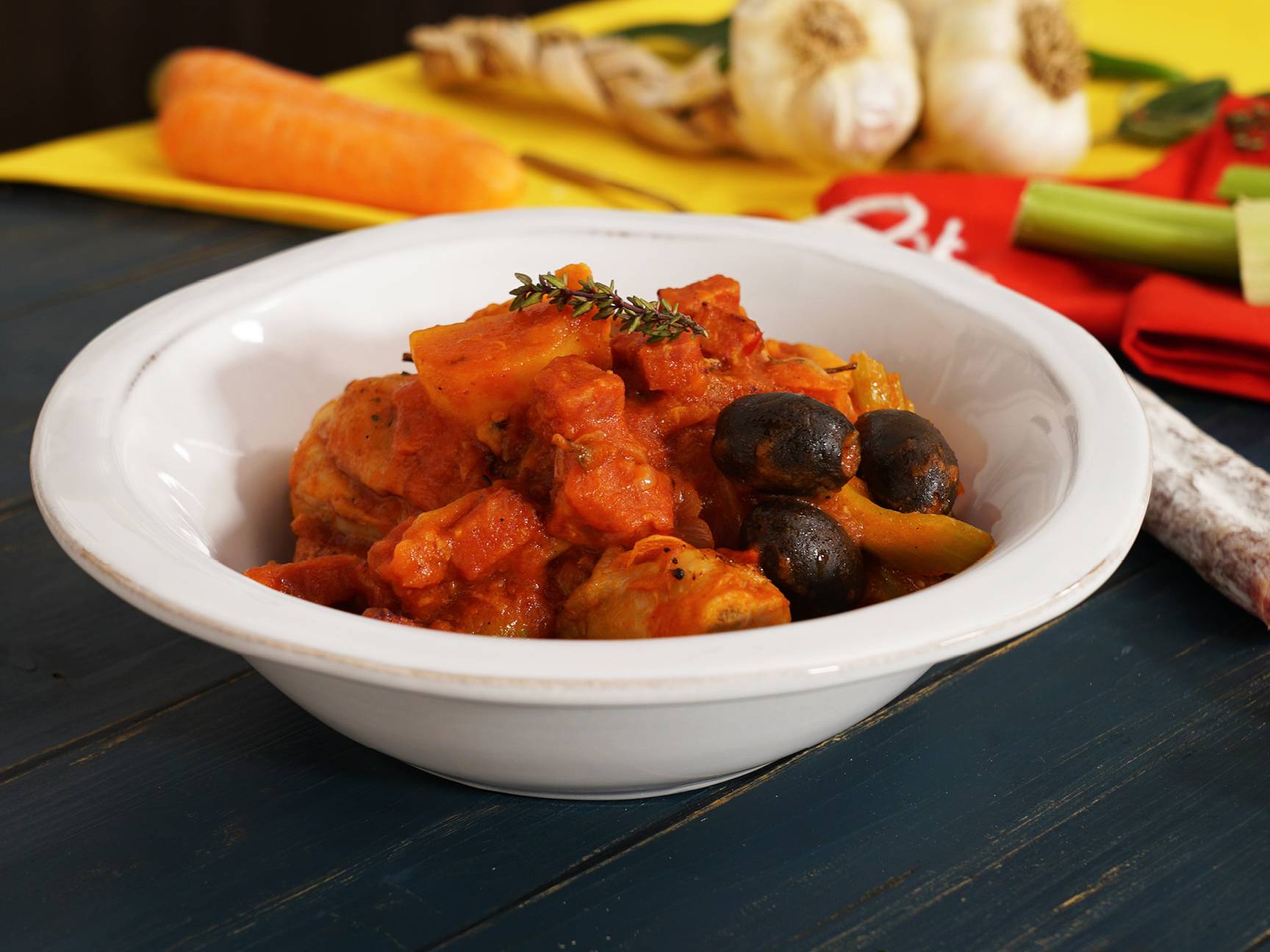 Stufato di pollo con salsiccia e olive