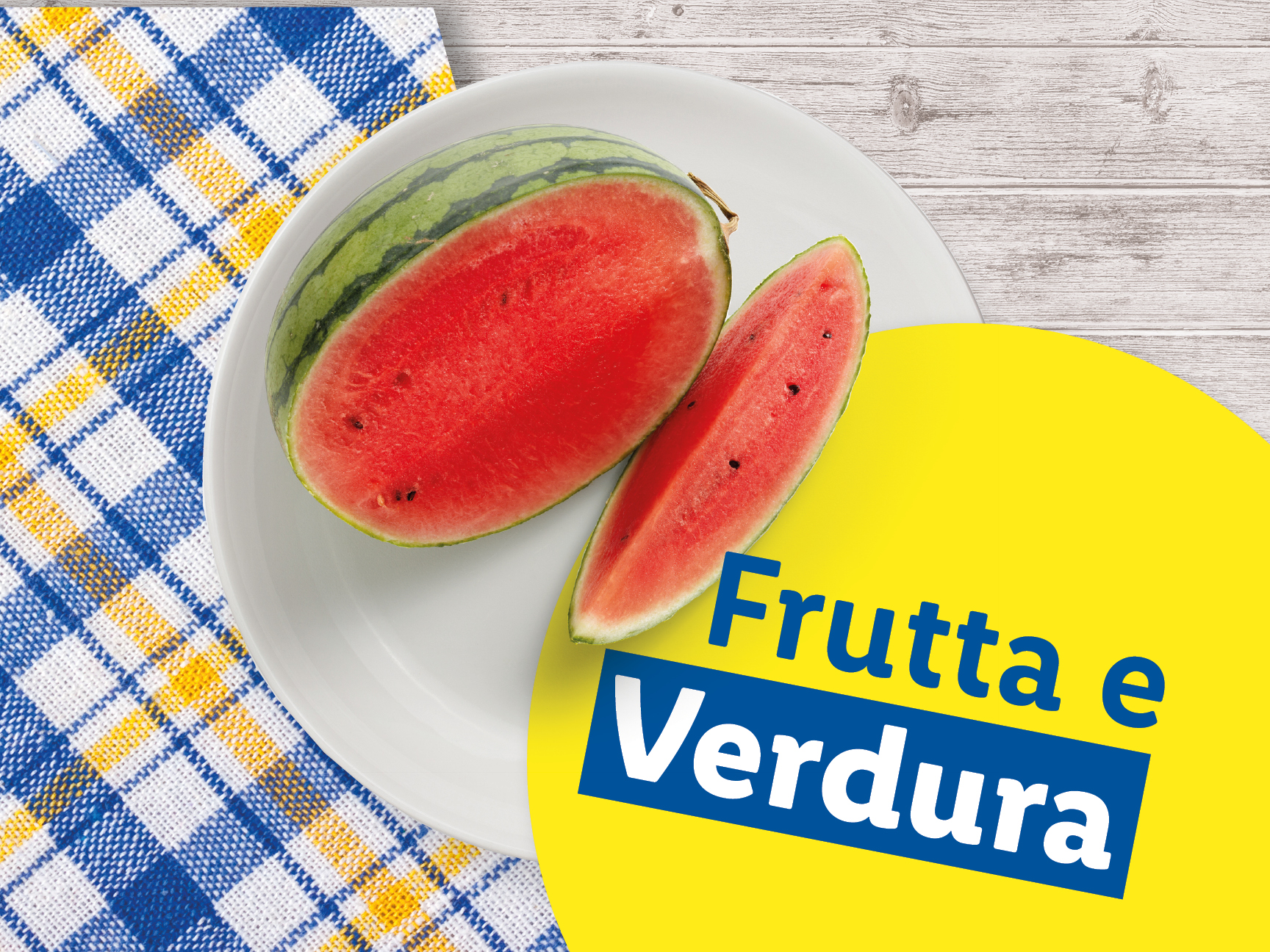 Fette di anguria su un piatto, con tovaglia a quadretti blu e gialli sullo sfondo.  Frutta e verdura.