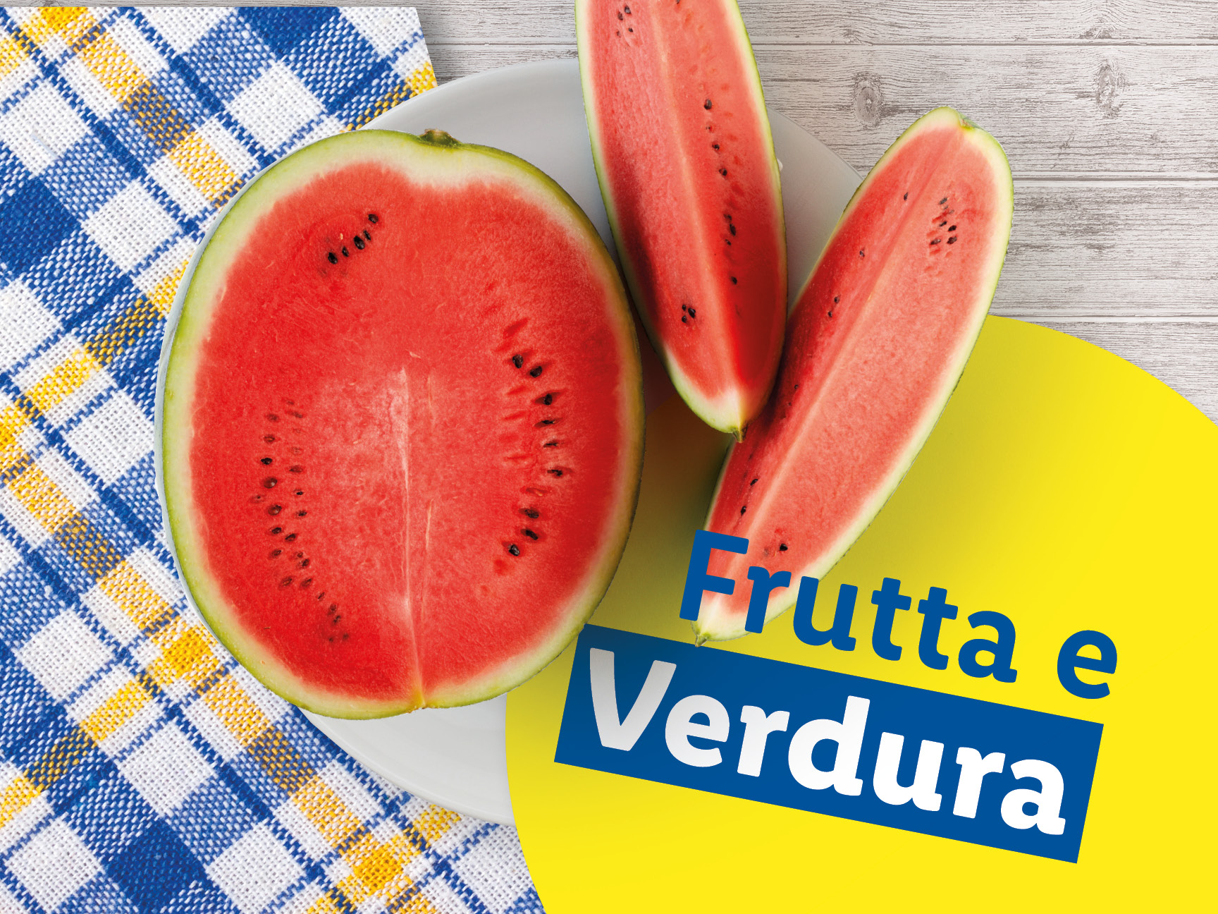 Angurie tagliate su un tavolo con una tovaglia a quadri e la scritta 'Frutta e Verdura'.