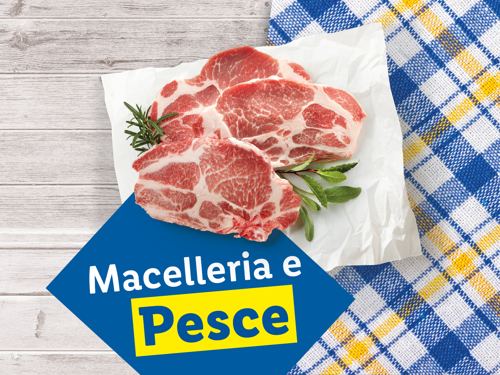 Carne fresca con erbe aromatiche e un cartello con scritto 'Macelleria e Pesce'.
