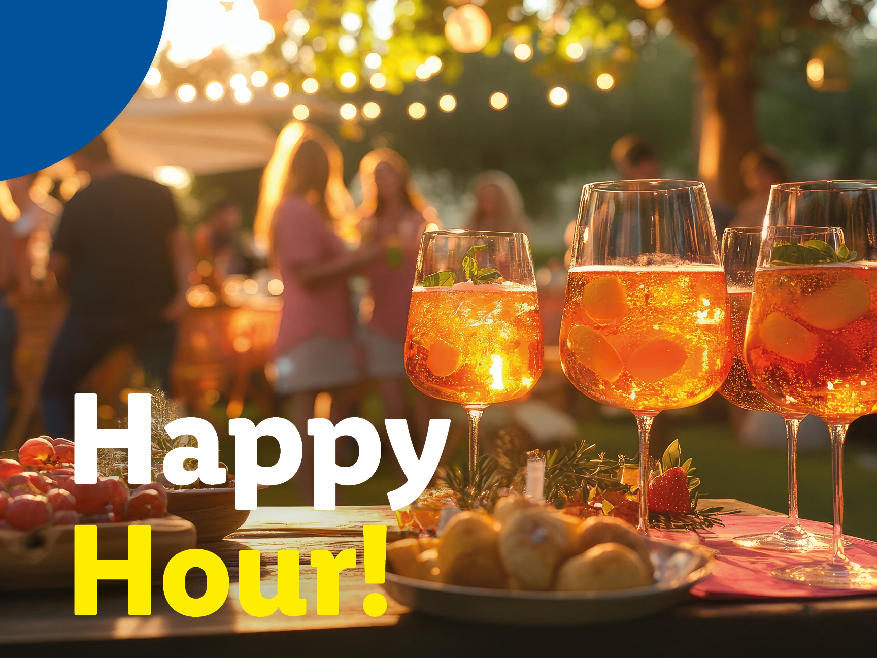 Persone che si godono un happy hour all'aperto con cocktail arancioni e stuzzichini.