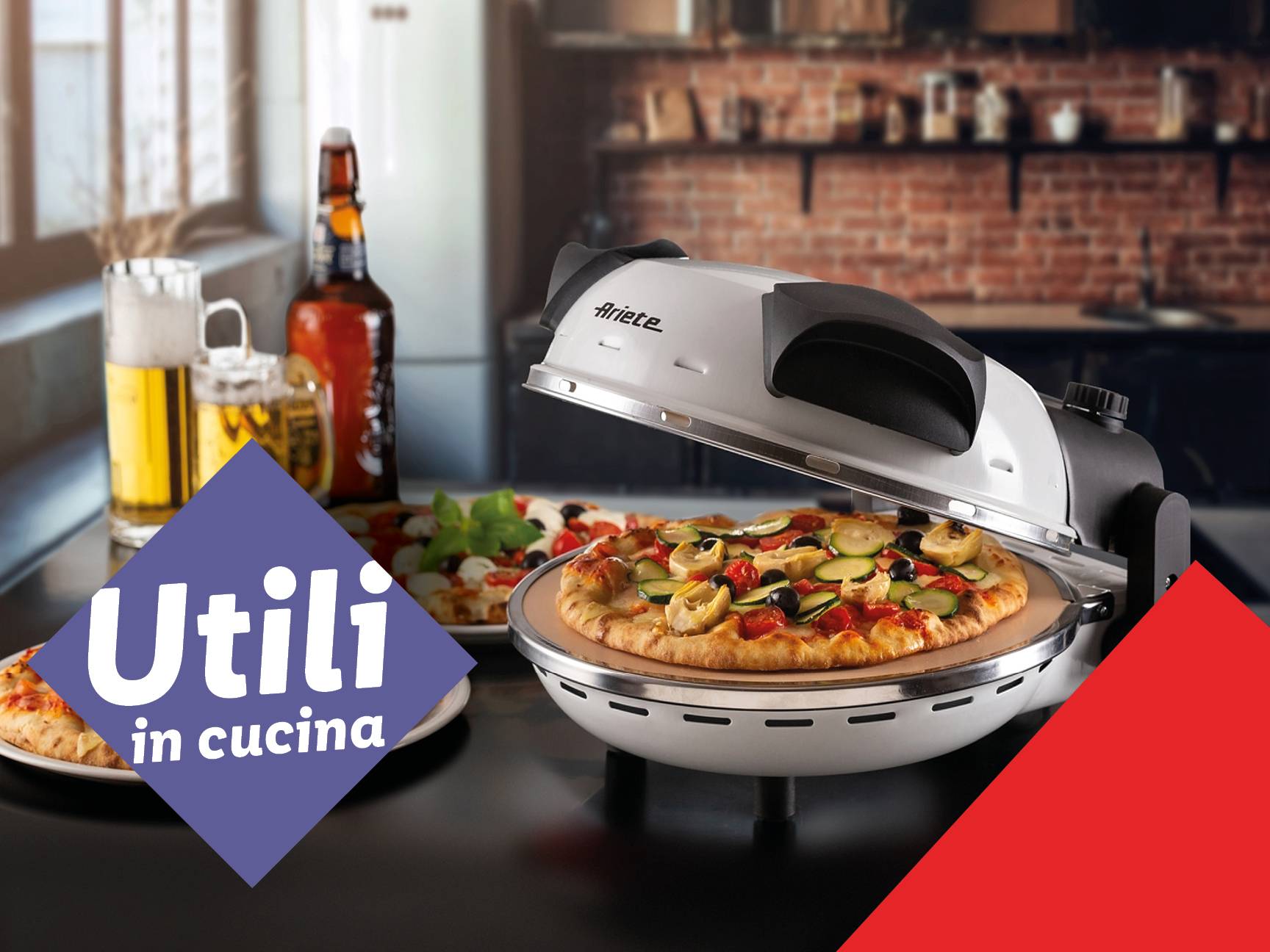Forno per pizza Ariete con pizza cotta e birra in cucina.