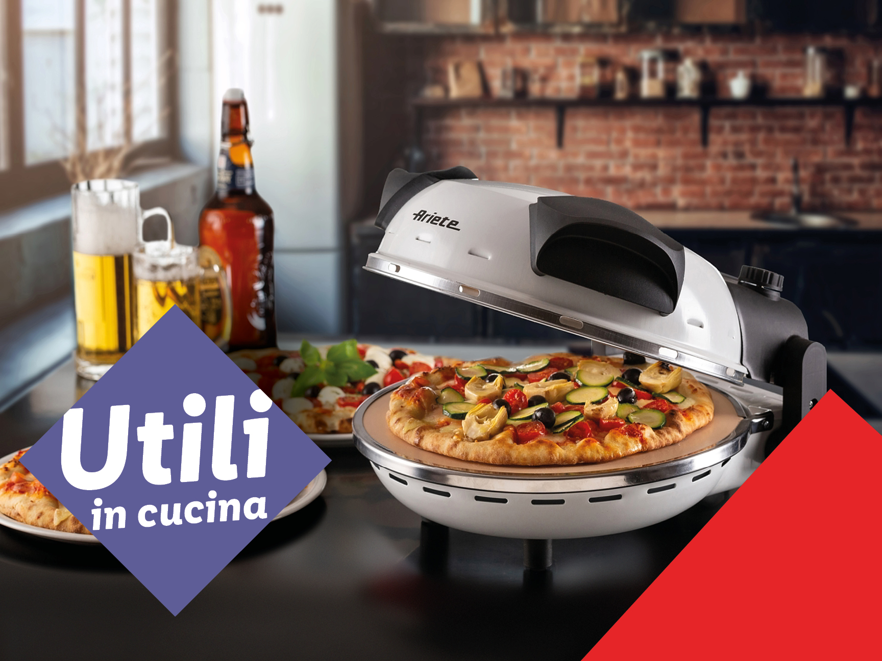 Un forno per pizza Ariete con una pizza cotta, birra e un'altra pizza in cucina.