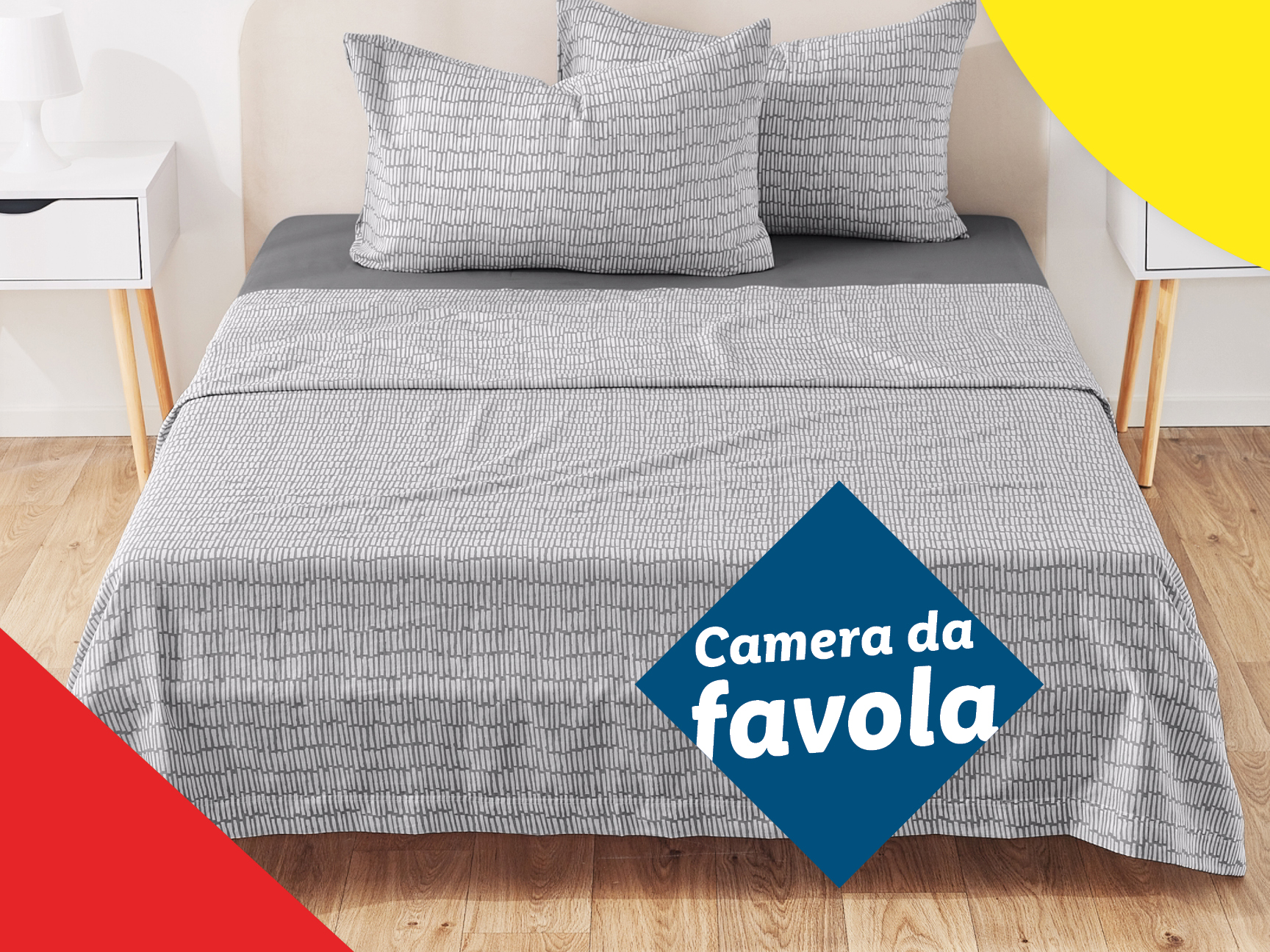Un letto con lenzuola e cuscini grigi a fantasia, con comodini bianchi su entrambi i lati.