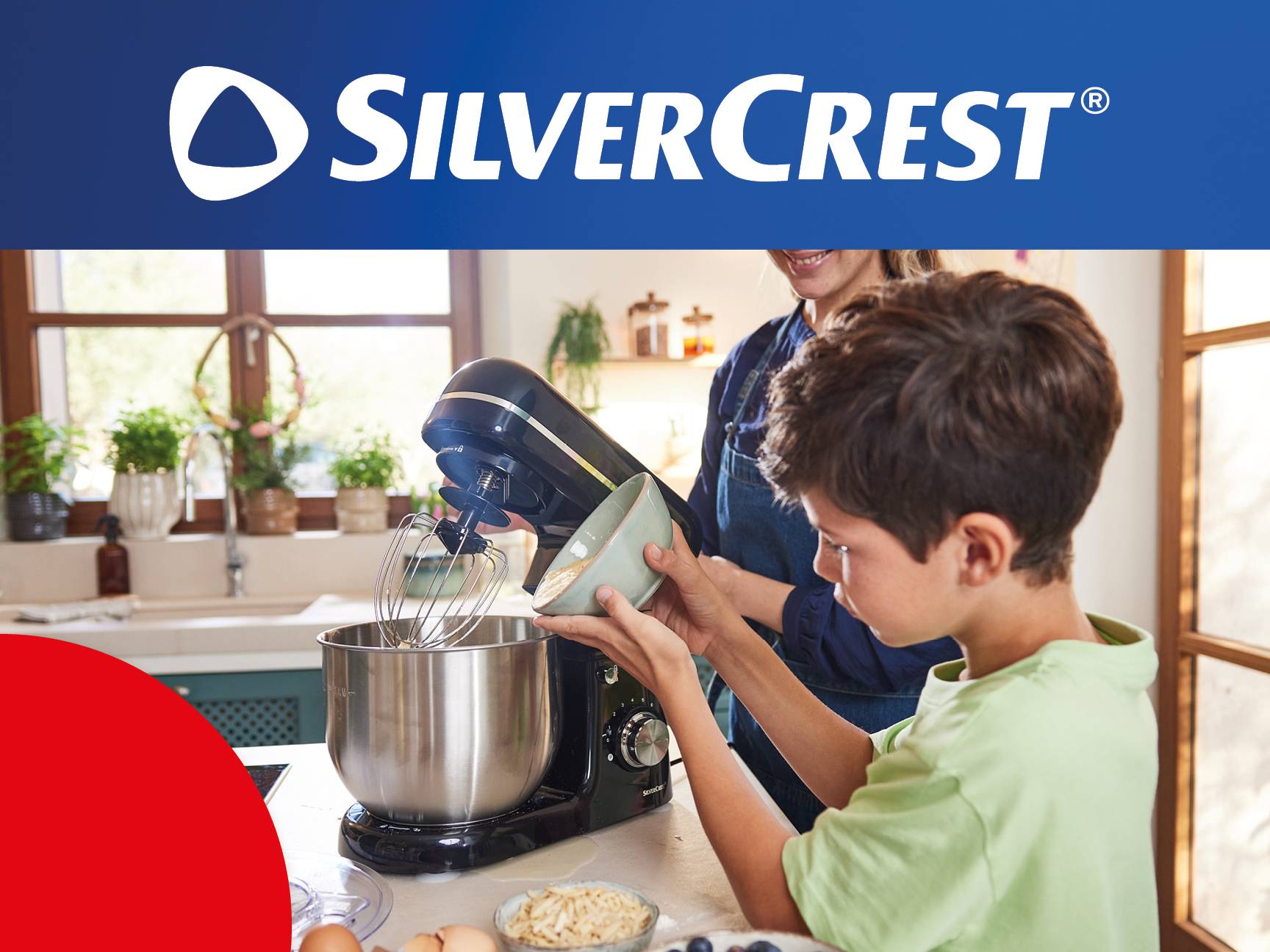 Un bambino e un adulto usano un robot da cucina SilverCrest in una cucina luminosa.