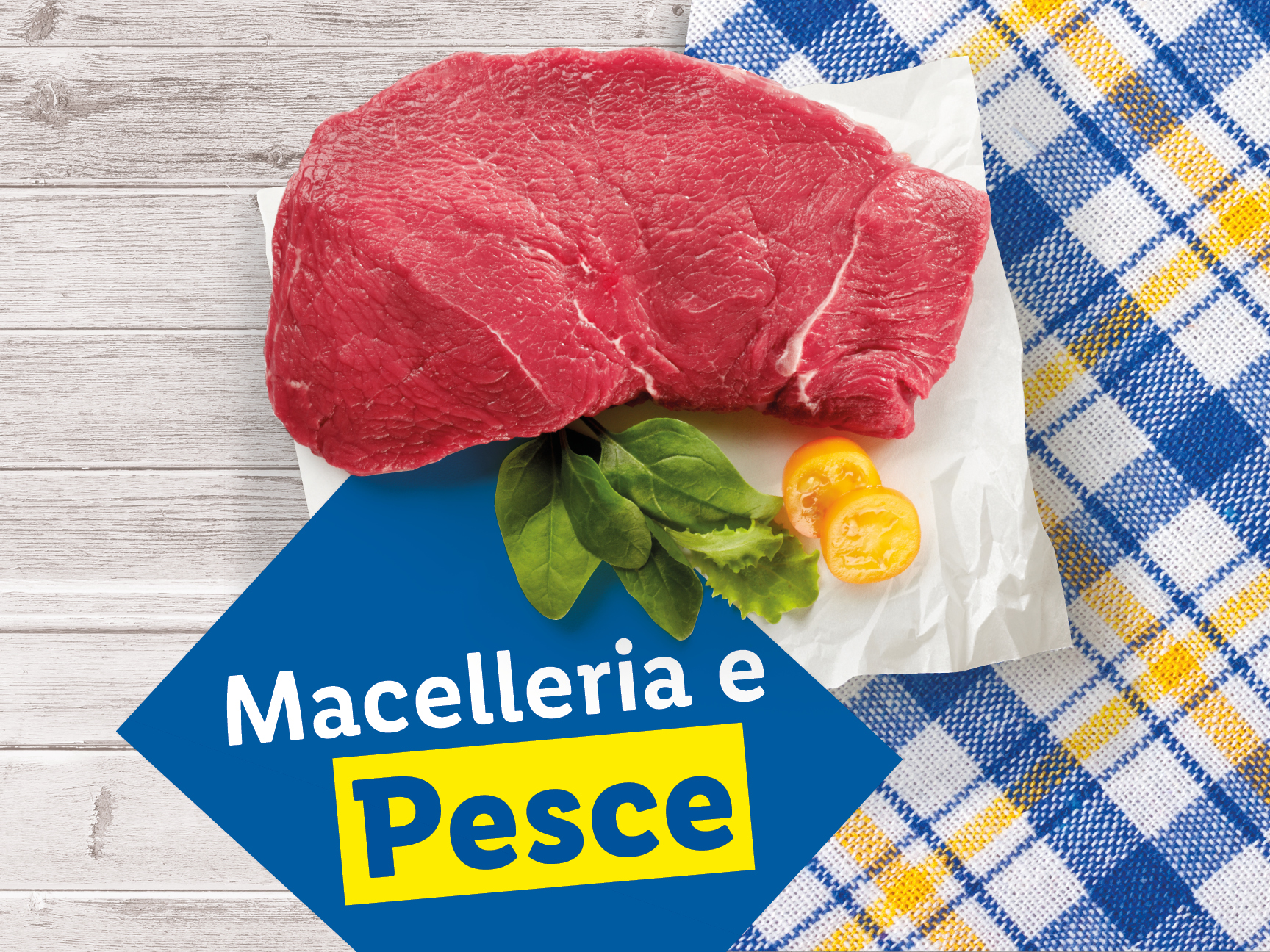 Carne cruda con verdure e un cartello blu con la scritta 'Macelleria e Pesce'.