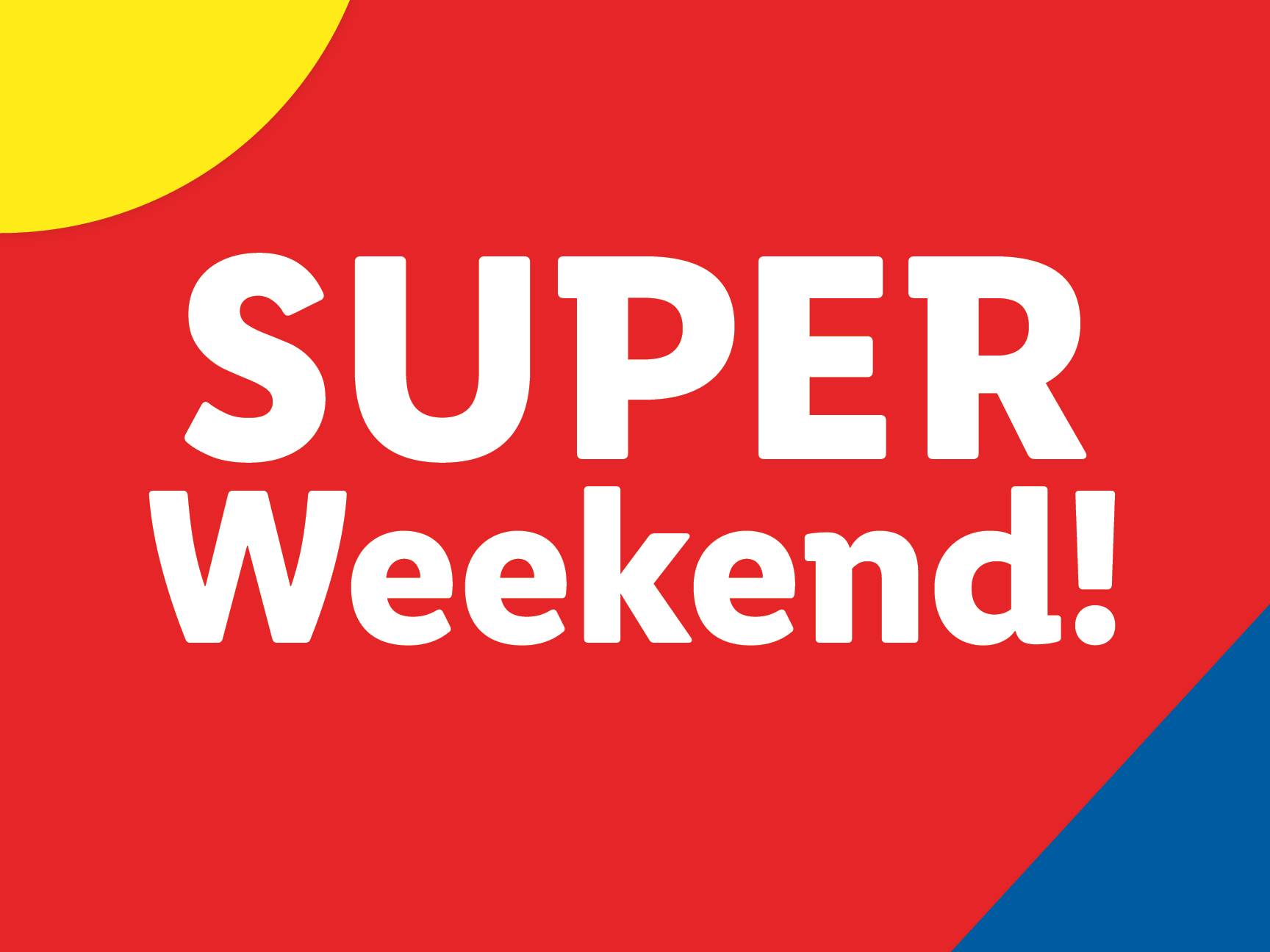 Sfondo rosso con testo bianco che dice 'SUPER Weekend!' e forme gialle e blu negli angoli.