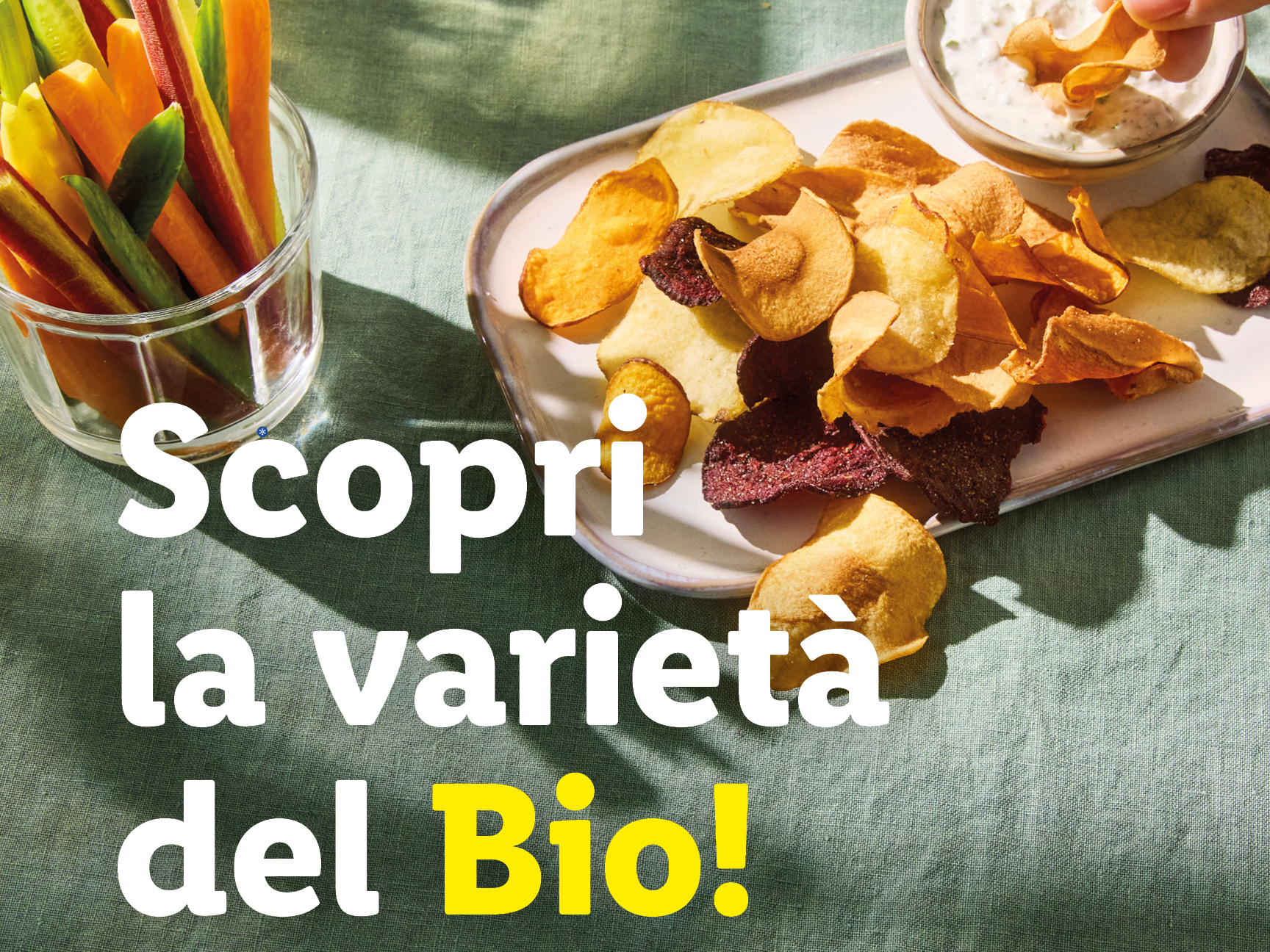 Bastoncini di verdure e patatine miste con salsa, con testo 'Scopri la varietà del Bio!'