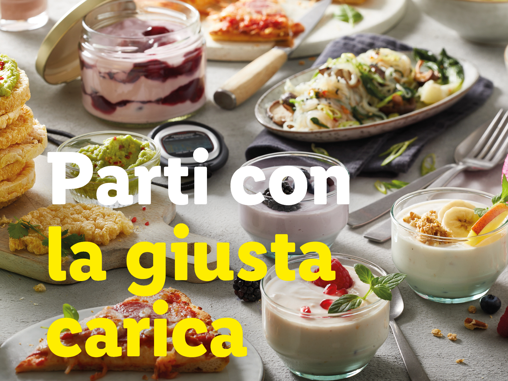 Una varietà di cibi per la colazione, tra cui yogurt, pizza, riso soffiato e insalata, con il testo 'Parti con la giusta carica'.