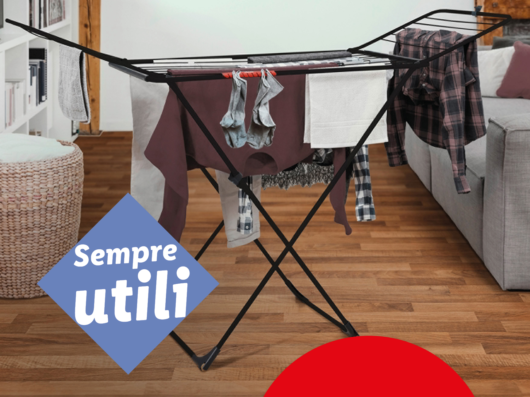 Uno stendibiancheria nero con vestiti appesi, in un soggiorno con pavimento in legno, e la scritta "Sempre utili".