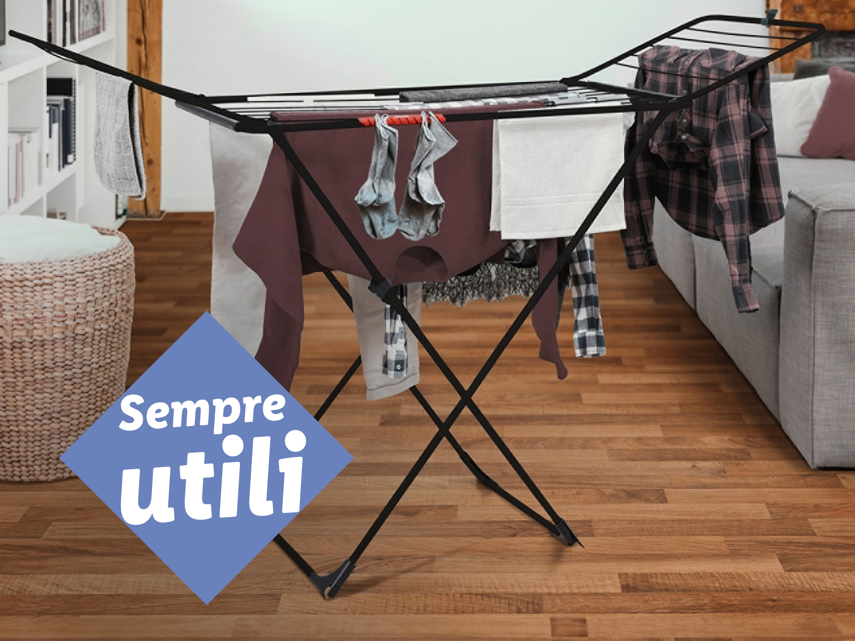 Stendibiancheria nero con vestiti appesi in un soggiorno moderno.
