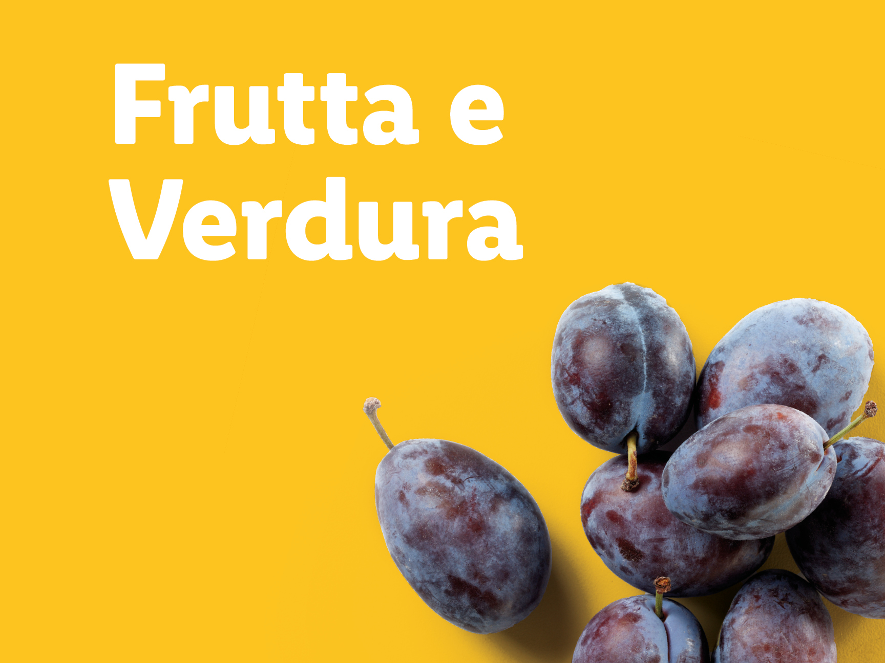 Prugne su sfondo giallo con la scritta 'Frutta e Verdura'.