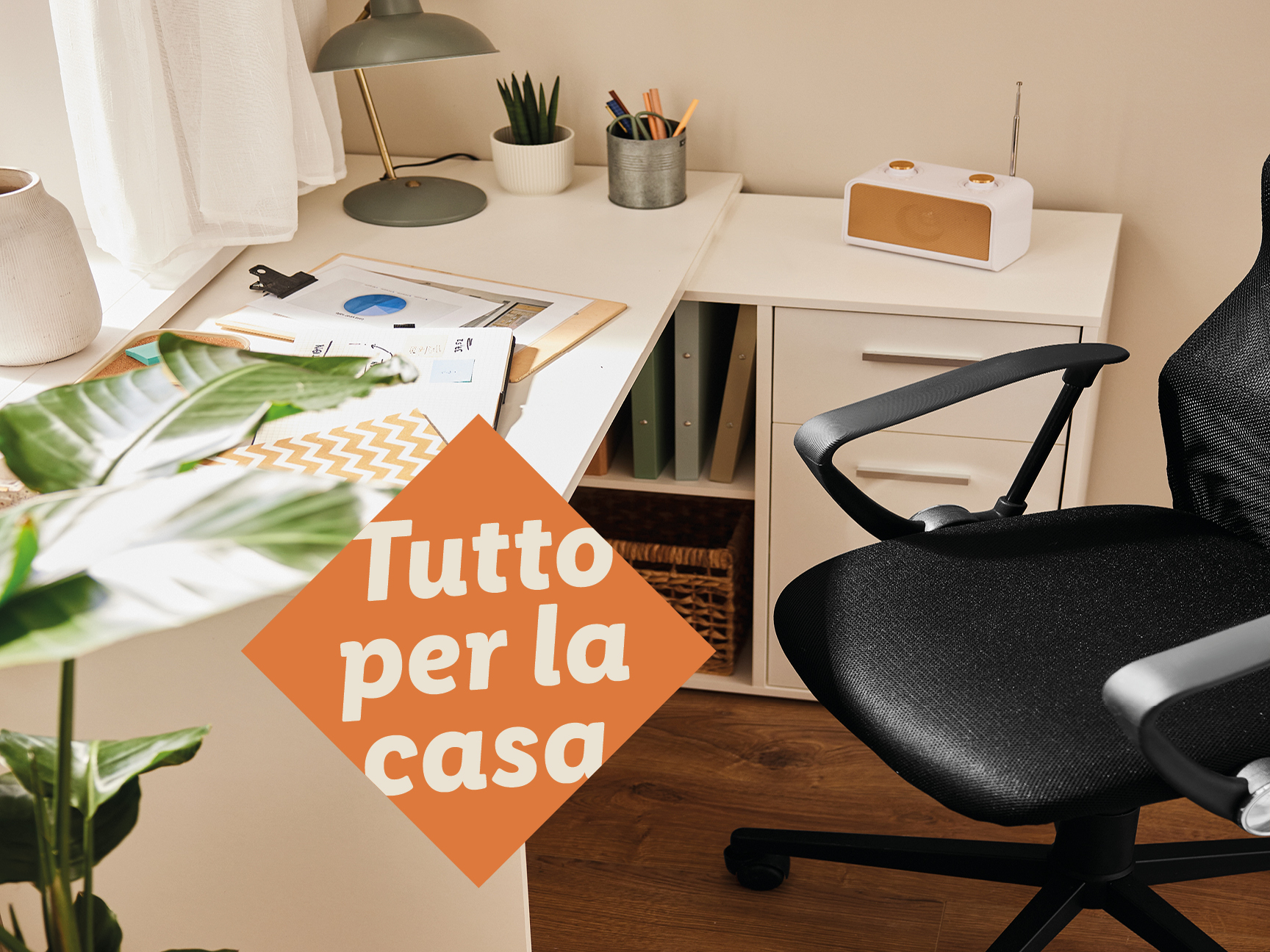 Scrivania da ufficio con sedia, lampada, piante e radio.