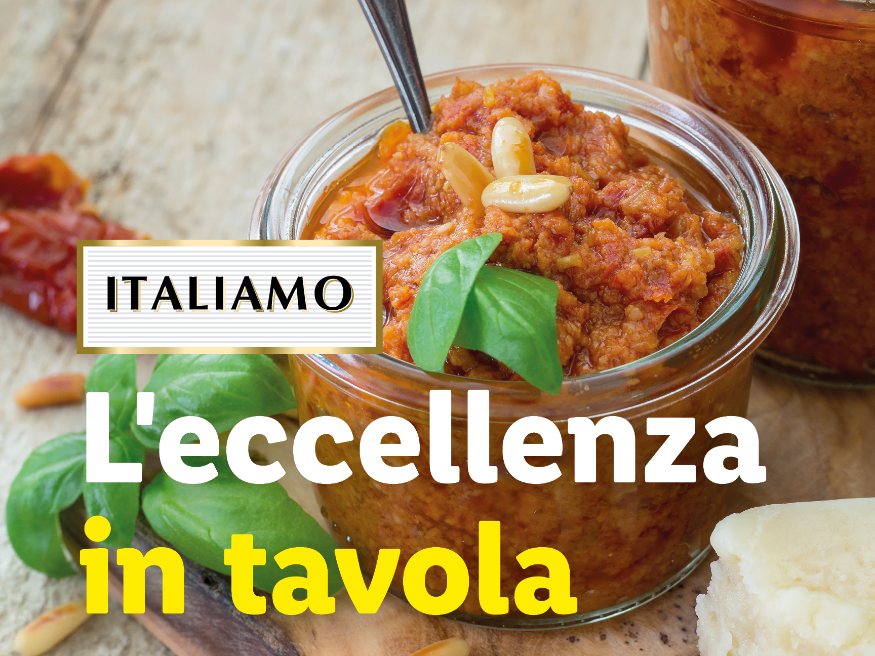 Vaso di pesto rosso con pinoli e basilico, con testo 'ITALIAMO L'eccellenza in tavola'.