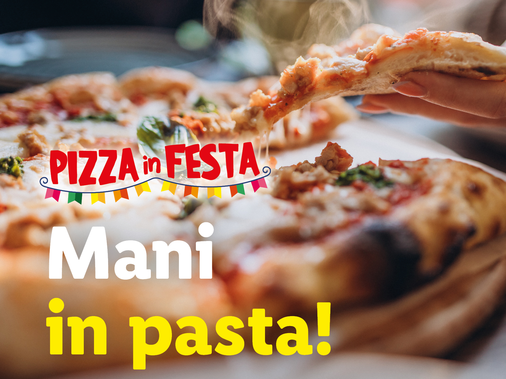 Una pizza calda con formaggio fuso e una mano che ne prende una fetta.