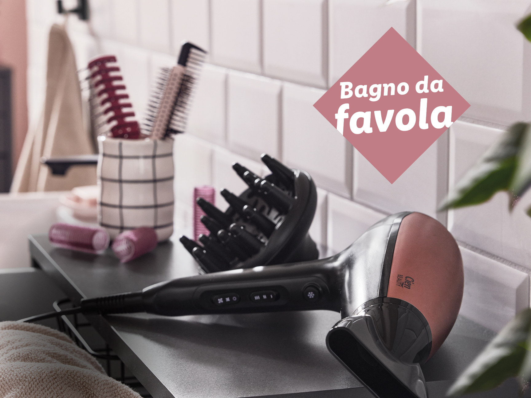 Asciugacapelli e diffusore su un ripiano del bagno con spazzole e bigodini.