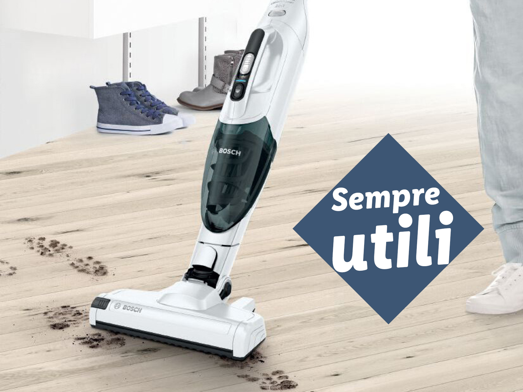 Aspirapolvere Bosch che pulisce impronte di fango su un pavimento in legno.