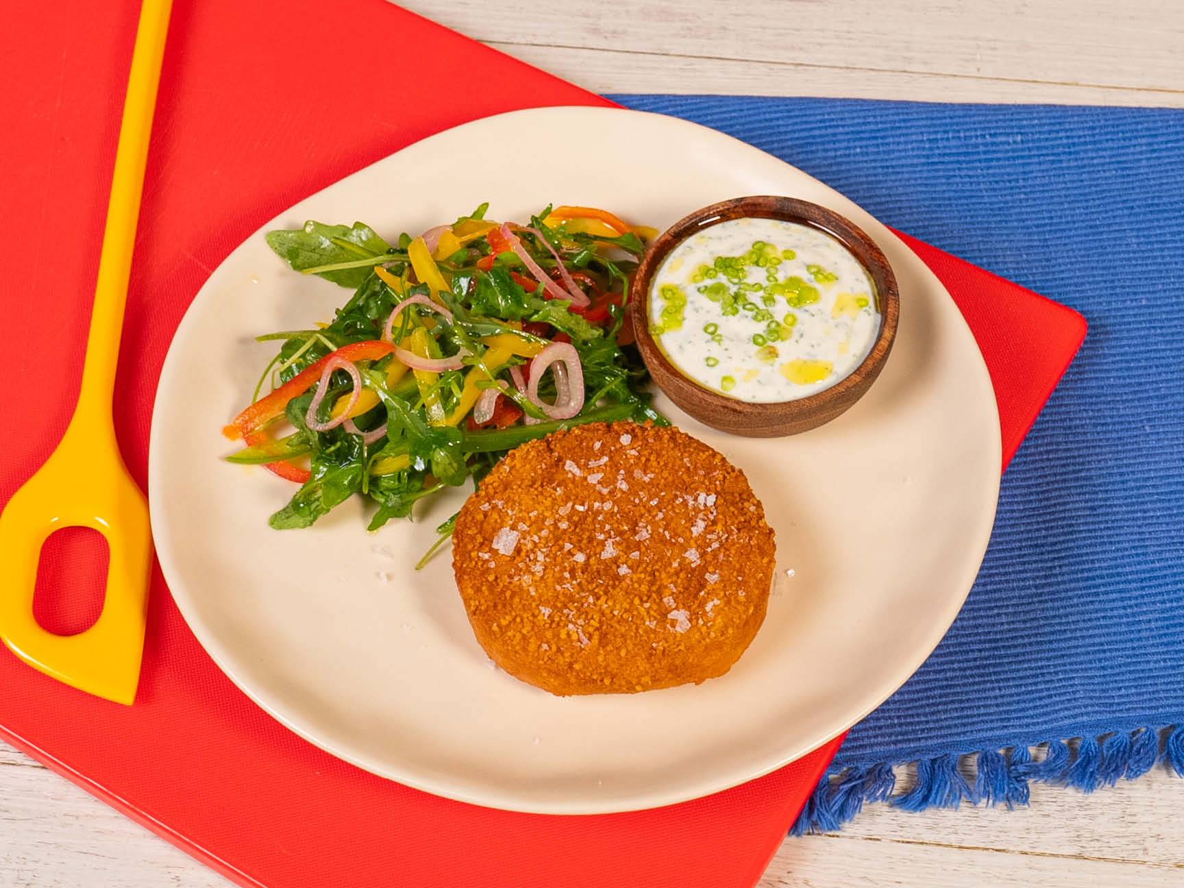 Burger di cous cous e farina di ceci con insalatina di peperoni e rucola e salsa di yogurt