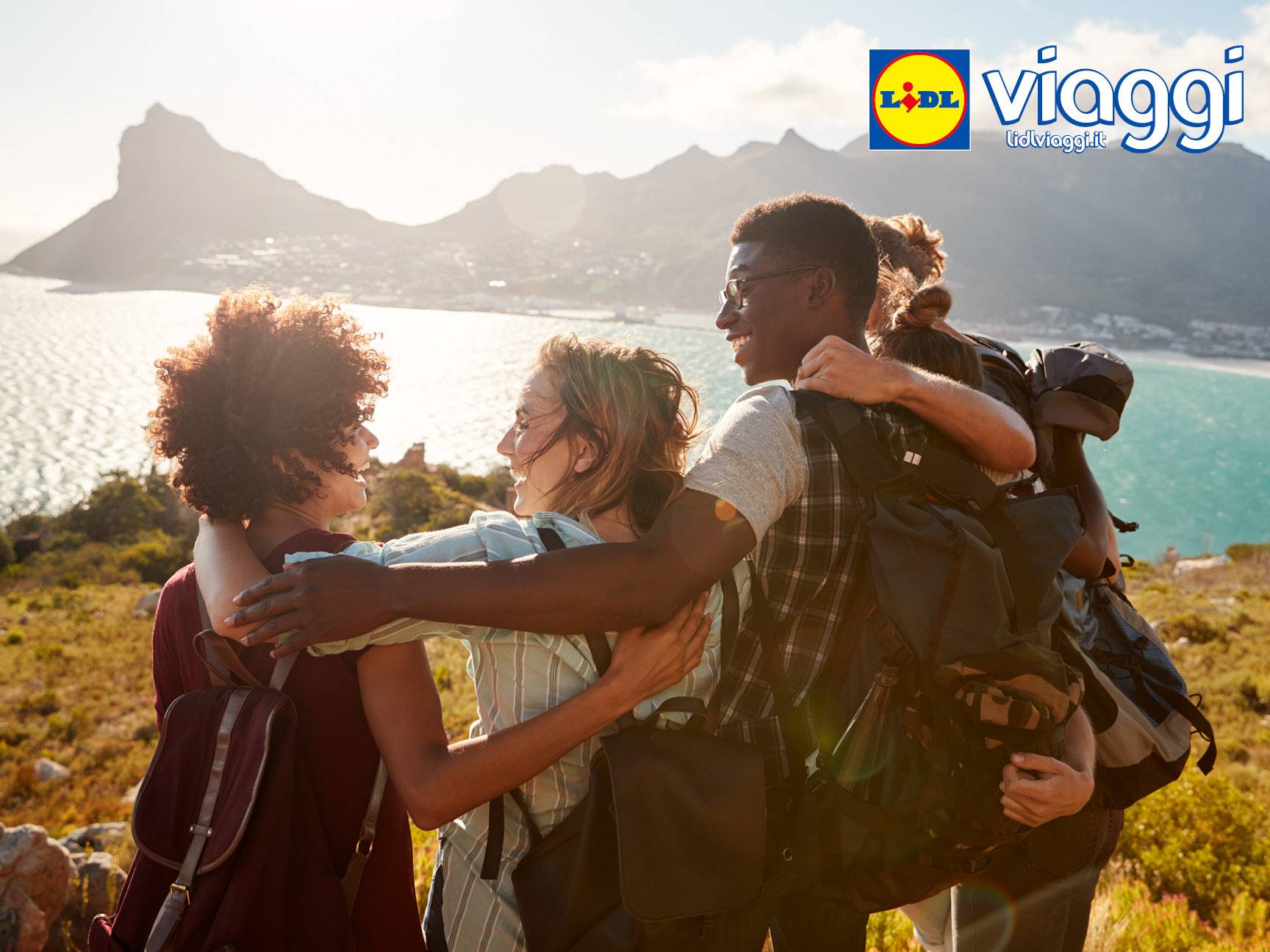 Lidl Viaggi: amici che si abbracciano in un paesaggio costiero.