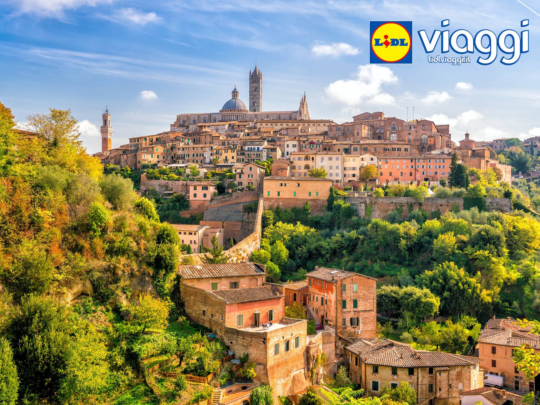 Lidl Viaggi presenta Siena, Toscana: case medievali e Duomo sullo sfondo.