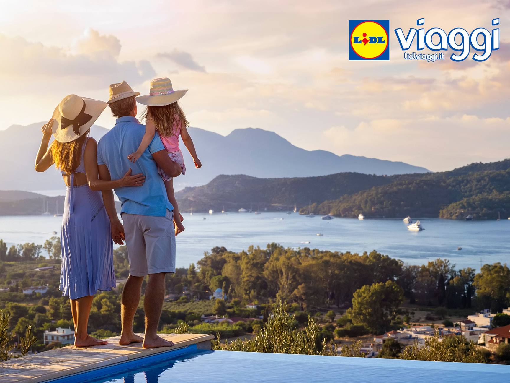 Famiglia che guarda il mare da una piscina a sfioro, con logo Lidl Viaggi.
