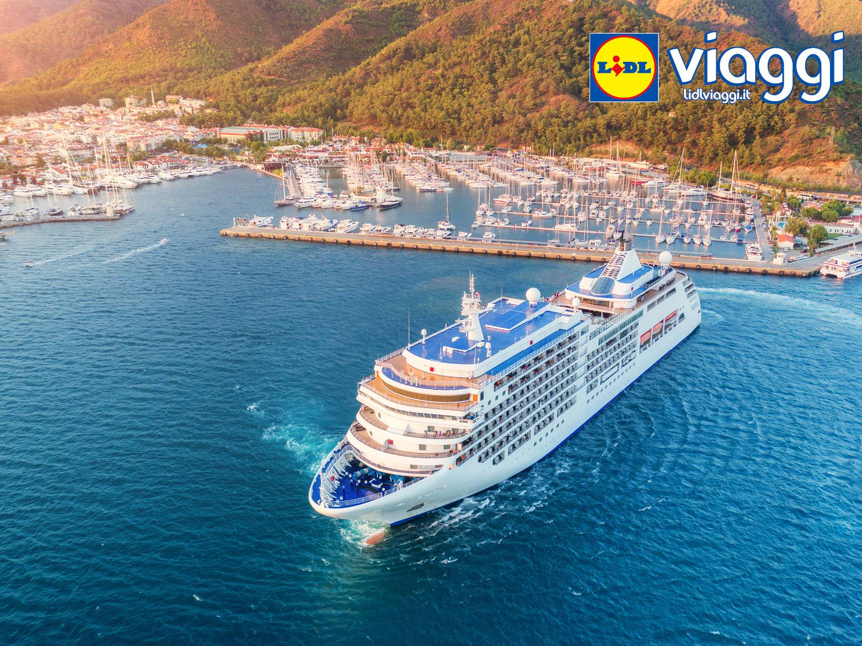 Una nave da crociera bianca si avvicina a un porto turistico con yacht e una città costiera, con il logo Lidl Viaggi.