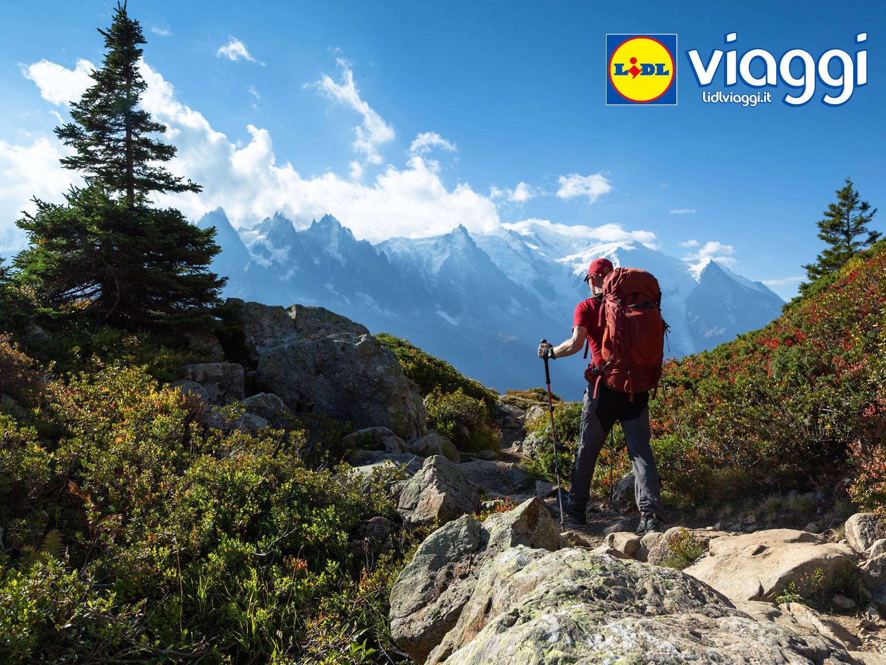 Un escursionista con uno zaino rosso e bastoncini da trekking su un sentiero di montagna, con il logo Lidl Viaggi.