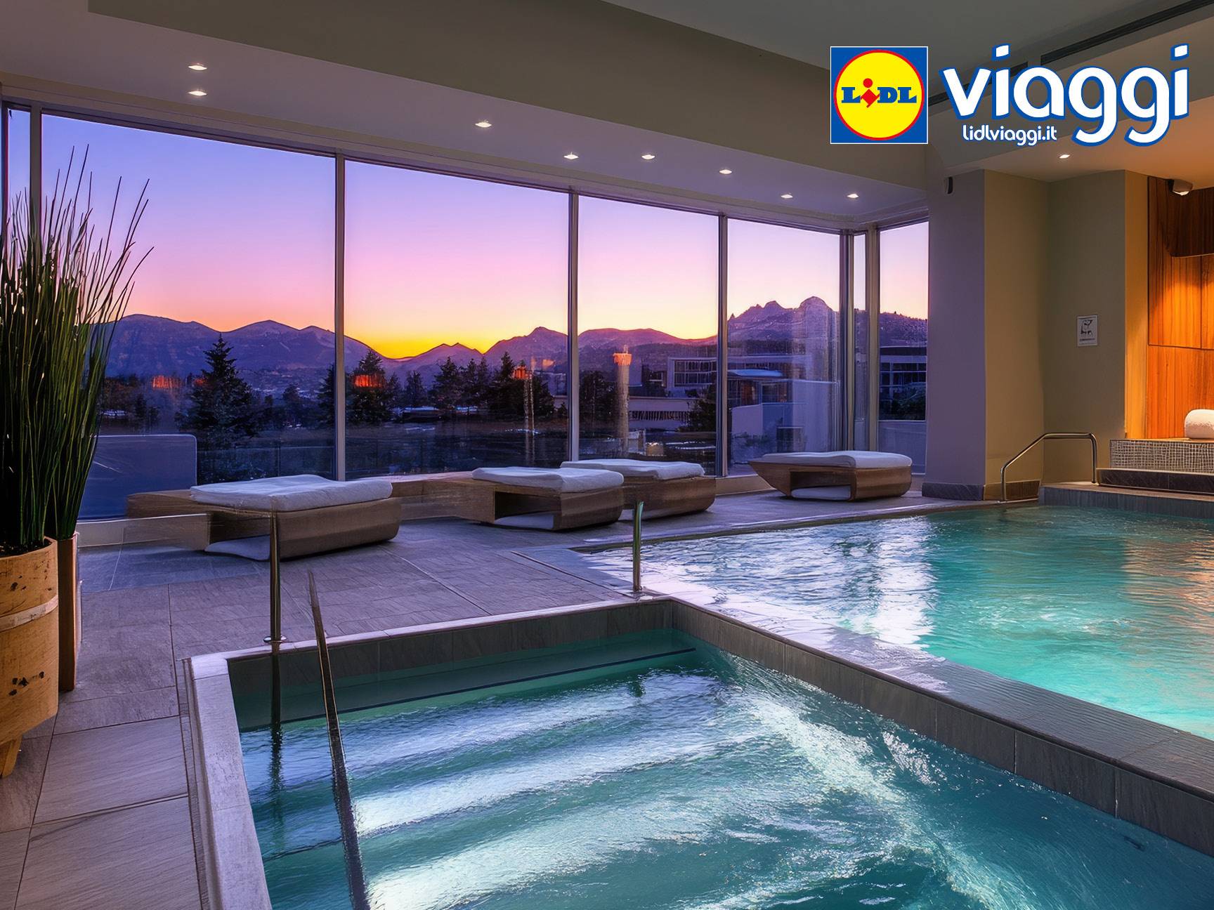 Piscina interna con vista sulle montagne al tramonto, pubblicità Lidl Viaggi.
