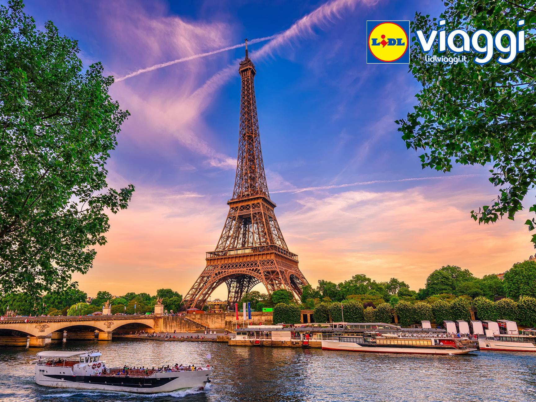 La Torre Eiffel al tramonto con una barca sul fiume e il logo Lidl Viaggi.
