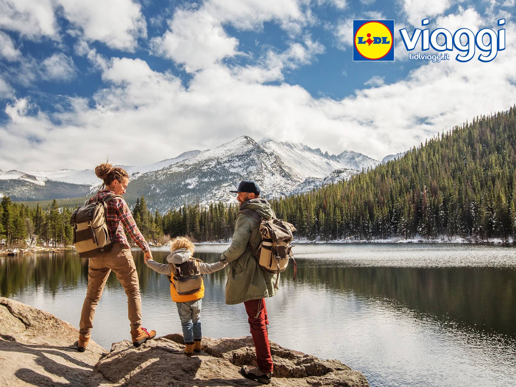 Famiglia che fa escursioni in montagna vicino a un lago, con il logo Lidl Viaggi.