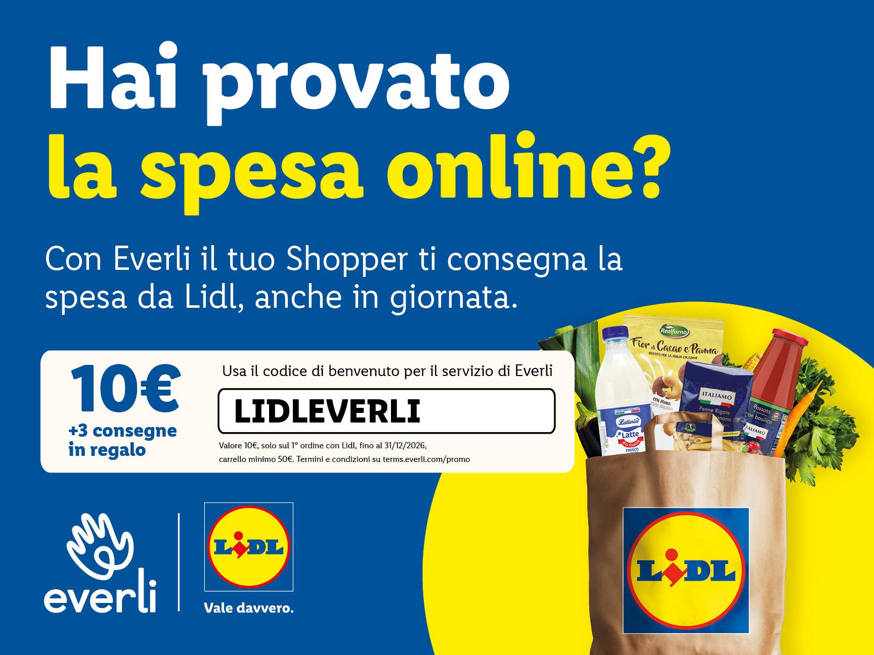 Un sacchetto della spesa con latte, pasta, passata di pomodoro e verdure, con un'offerta per la spesa online.