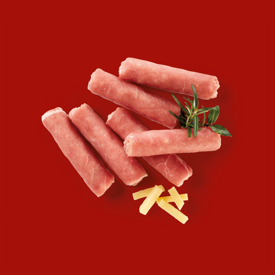 Involtini di carne cruda con rosmarino e scaglie di formaggio su sfondo rosso.