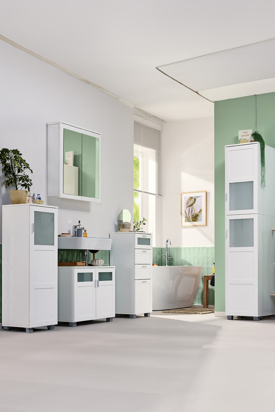 Bagno moderno con mobili bianchi, lavabo, vasca e specchio, pareti bianche e verdi.