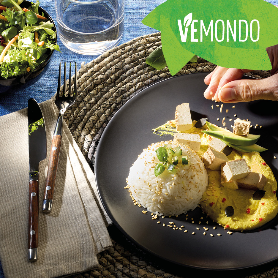 Piatto vegano Vemondo con riso, tofu, hummus e avocado, guarnito con semi di sesamo.